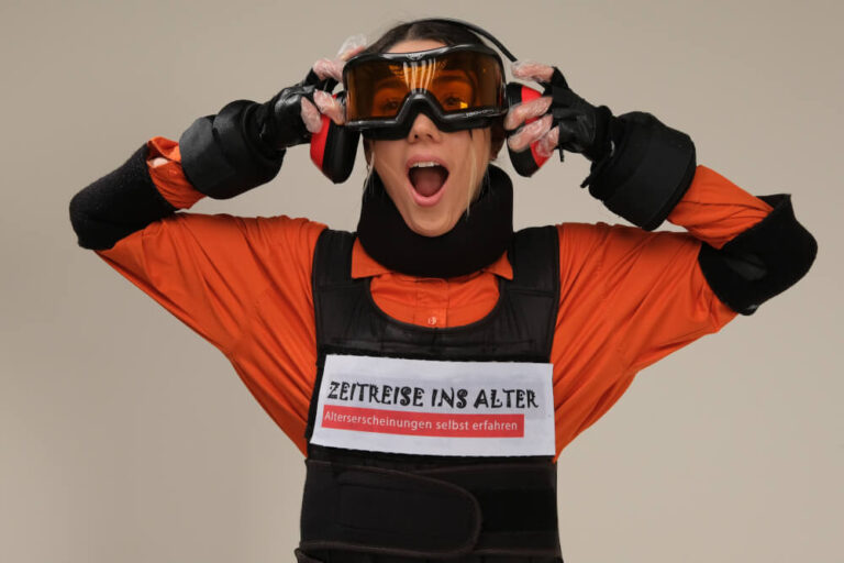 Schulung mit Alterssimulationsanzug